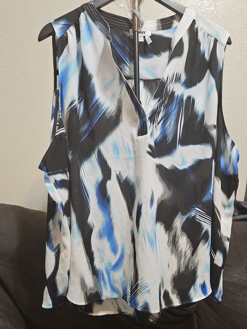 Dkny Black, White & Blue Abstract V-Neck Sleeveless Camisole